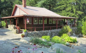 Ngôi nhà bằng giấy báo vẫn tồn tại suốt trăm năm