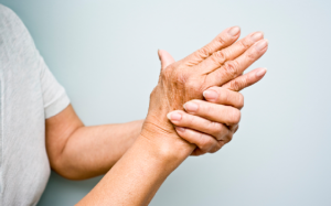 Người bị run tay chân cần phân biệt run sinh lý và run vô căn