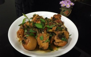 Gà kho rau răm lạ miệng ngon cơm