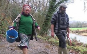 Dị ứng với cuộc sống hiện đại, cặp đôi rủ nhau lên rừng sống