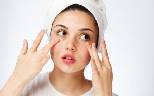 Da dưới mắt khô sạm phải làm sao?