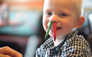 Trẻ thích nhét các vật nhỏ vào mũi: Mẹ phải làm gì?