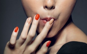 Video: Lý do bạn không nên sử dụng sơn móng tay!