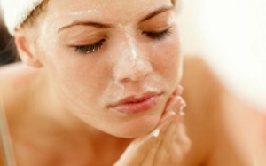 6 cách tẩy tế bào chết mà không cần dùng sữa rửa mặt