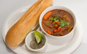 Bò kho ăn cùng bánh mì ngon miễn chê