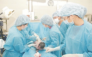 Chăm sóc bà mẹ, trẻ sơ sinh trong và ngay sau mổ lấy thai