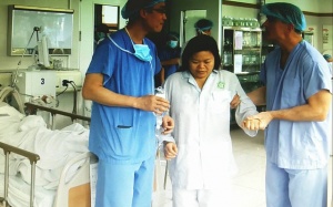 Bệnh nhân tập đi lại sau 2h thay khớp bằng robot hiện đại