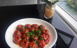 Thịt bò viên phô mai sốt tương cà ngon mê li