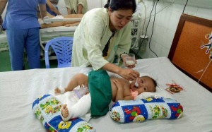 Bé 15 tháng tuổi rơi từ tầng 5 chung cư sắp xuất viện