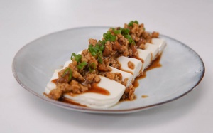 Nóng hổi thịt băm sốt ăn kèm đậu phụ