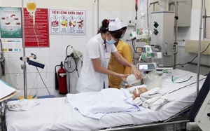 Bé 17 tháng ngã cắm đầu vào xô nước, bác sỹ tiếc vì cha mẹ không biết sơ cứu