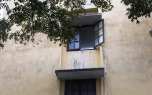 Rơi từ tầng 3 bệnh viện, bé 3 tuổi thoát chết hi hữu