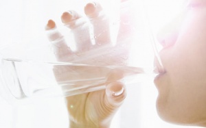 Không nên uống nước vào 4 thời điểm này trong ngày