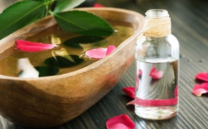 Ngoài se khít lỗ chân lông, nước hoa hồng còn làm được gì?