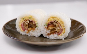 Đổi bữa với món cơm cuộn trứng và thịt xông khói