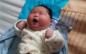 Bé sơ sinh nặng 6,7kg ra đời ở Trung Quốc