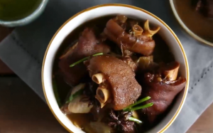 Món ăn mới lạ: Chân giò hầm trà đen