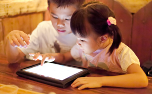 Trẻ và hệ quả không ngờ từ việc dùng thiết bị công nghệ quá nhiều