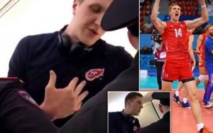 Bị “đuổi” khỏi máy bay vì... chân quá dài