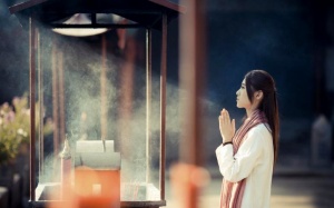 Bái Phật cầu tiền, liệu Đức Phật có mang tiền đến cho bạn?