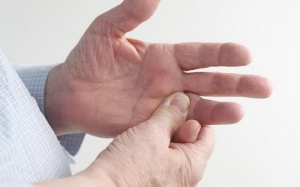 Đau nhức ngón tay khi thay đổi thời tiết là mắc bệnh gì?