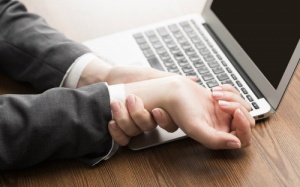 Giải mã cảm giác kiến bò ở tay chân