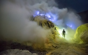 'Hành trình vào địa ngục' cùng những người thợ lấy lưu huỳnh ở Indonesia