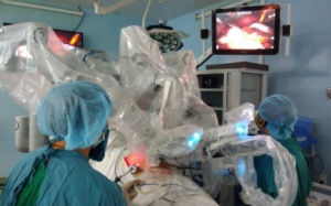 Cô gái ăn uống khó tiêu do nang ống mật chủ