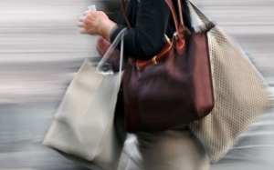 Đau lưng do xách vật nặng có phải thoát vị đĩa đệm?