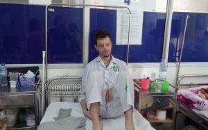 Chàng rể Bỉ nguy cơ mù vì rượu giả