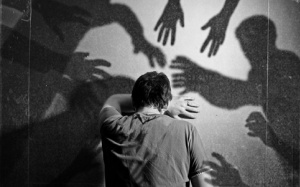 Người bị thoái hóa điểm vàng “dễ nhìn thấy ma”