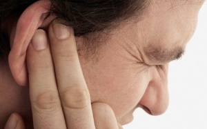 Mụn mọc trong tai có nguy hiểm?