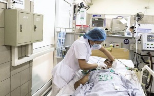 7 người nhập viện sau khi uống rượu trắng pha ba kích