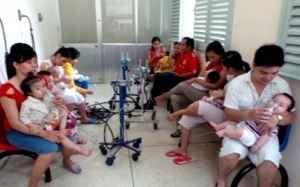 Chưa vào cao điểm mùa nóng, bệnh ở trẻ đã gia tăng