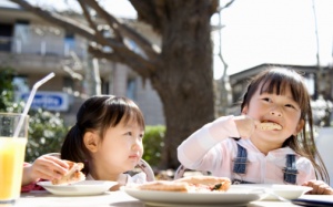 Đừng cho trẻ ăn sáng theo những cách này!