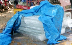 Nước đá, thức ăn đường phố “bẩn” bủa vây người dùng