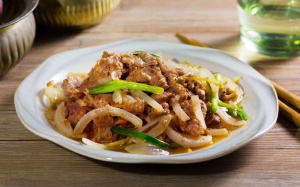 Thịt bò xào hành tây sốt XO lạ miệng