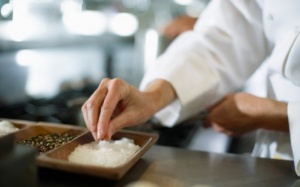 Cẩn thận: Ăn quá ít muối cũng làm tăng nguy cơ suy tim