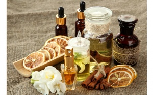 Tự làm nước hoa tại nhà với tinh dầu, rượu và nước