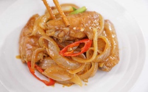 Thơm lừng cánh gà rán om hành tây