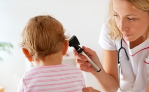 Trẻ bị nhiễm trùng tai liên tục có nên dùng kháng sinh?