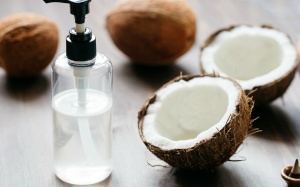 Dưỡng tóc toàn diện chỉ bằng... nước dừa