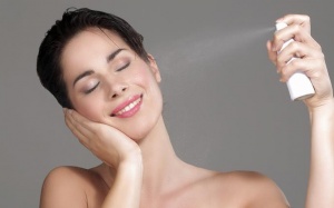 Tự làm xịt khoáng dưỡng da tại nhà bằng 3 thành phần tự nhiên