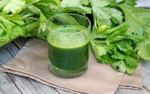 Cách làm nước ép cần tây giúp giảm cholesterol hiệu quả