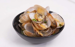 Món ngon cuối tuần: Ngao hấp rượu và bơ tỏi