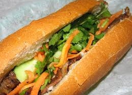 Đình chỉ cơ sở bánh mì nghi gây ngộ độc hàng loạt