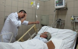 Lại thêm 2 người ngộ độc trầm trọng vì rượu