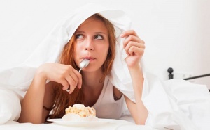 10 thực phẩm nên và không nên ăn trước khi đi ngủ