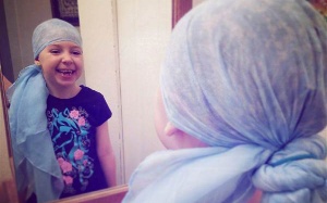 Cô bé mắc chứng rụng tóc truyền cảm hứng với 'mái tóc điên rồ'