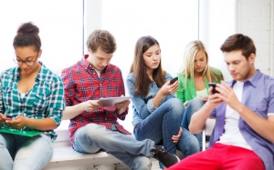 Nghiện smartphone: Coi chừng mắc 4 loại đau nhức này!